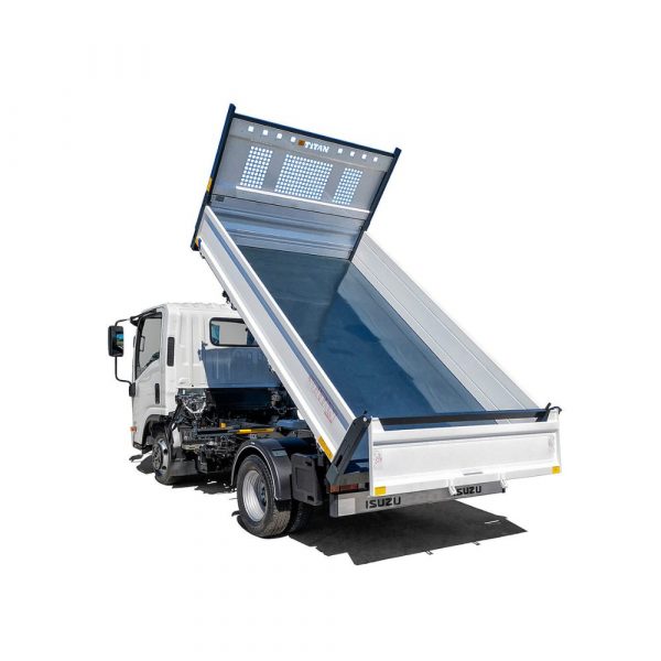 Photo du camion-benne Isuzu M21 (tri-benne) disponible en location à Claret 34, Quissac, Sauve, Saint-Mathieu-de-Tréviers dans l'Hérault et le Gard, équipé d’une benne basculante sur 3 côtés, 3 places pour passagers, idéal pour le transport de matériaux sur chantiers de construction, terrassement et démolition. Esprit Bâtisseur location.